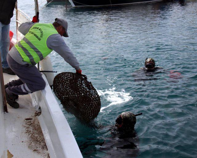 Gümüşlük Koyu'ndan 506 kilo atık toplandı