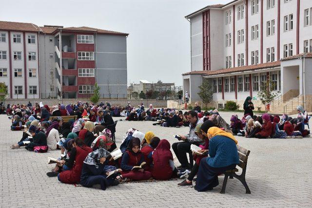 Kız Anadolu İmam Hatip Lisesinde okuma etkinliği