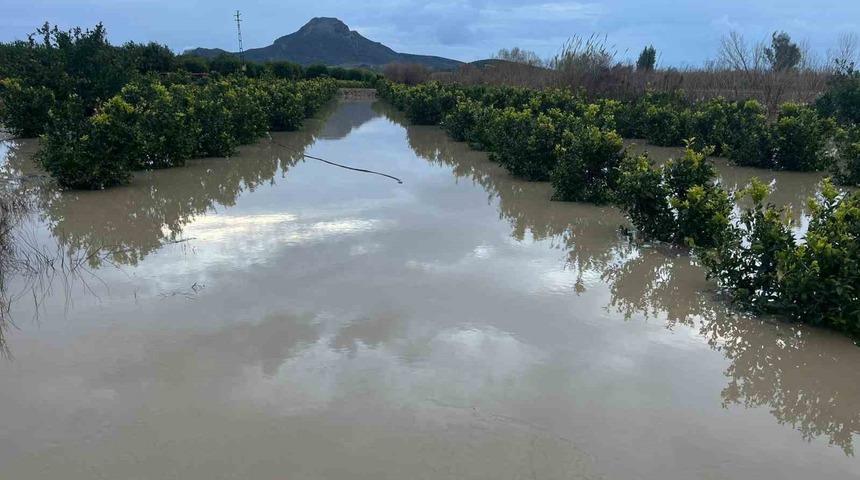 Adana&rsquo;da şiddetli yağış, tarlaları sular altında bıraktı
