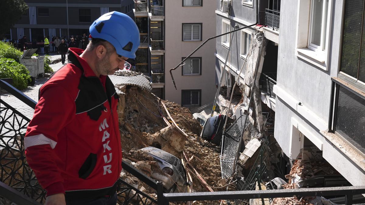 İzmir'de istinat duvarı çöktü! 151 kişi tahliye, 2…