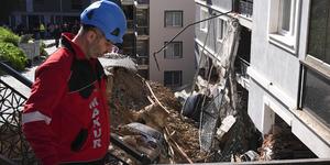 İzmir'de istinat duvarı &ccedil;&ouml;kt&uuml;! 151 kişi tahliye edildi