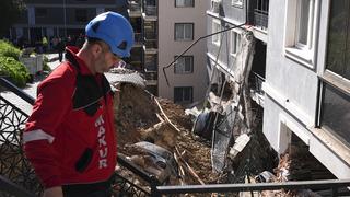 İzmir'de istinat duvarı çöktü! 151 kişi tahliye, 2 bina ve 7 araç zarar gördü