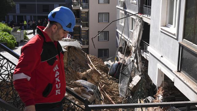 İzmir'de istinat duvarı çöktü! 151 kişi tahliye, 2 bina ve 7 araç zarar gördü