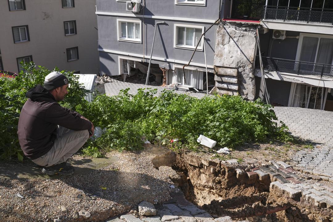 İzmir de istinat duvarı &ccedil;&ouml;kt&uuml;! 151 kişi tahliye, 2 bina ve 7 ara&ccedil; zarar g&ouml;rd&uuml; 1