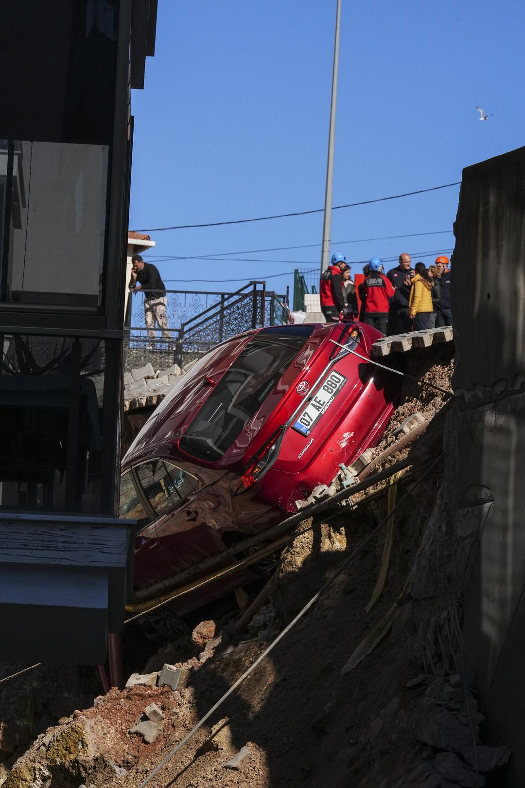 İzmir de istinat duvarı &ccedil;&ouml;kt&uuml;! 151 kişi tahliye, 2 bina ve 7 ara&ccedil; zarar g&ouml;rd&uuml; 2
