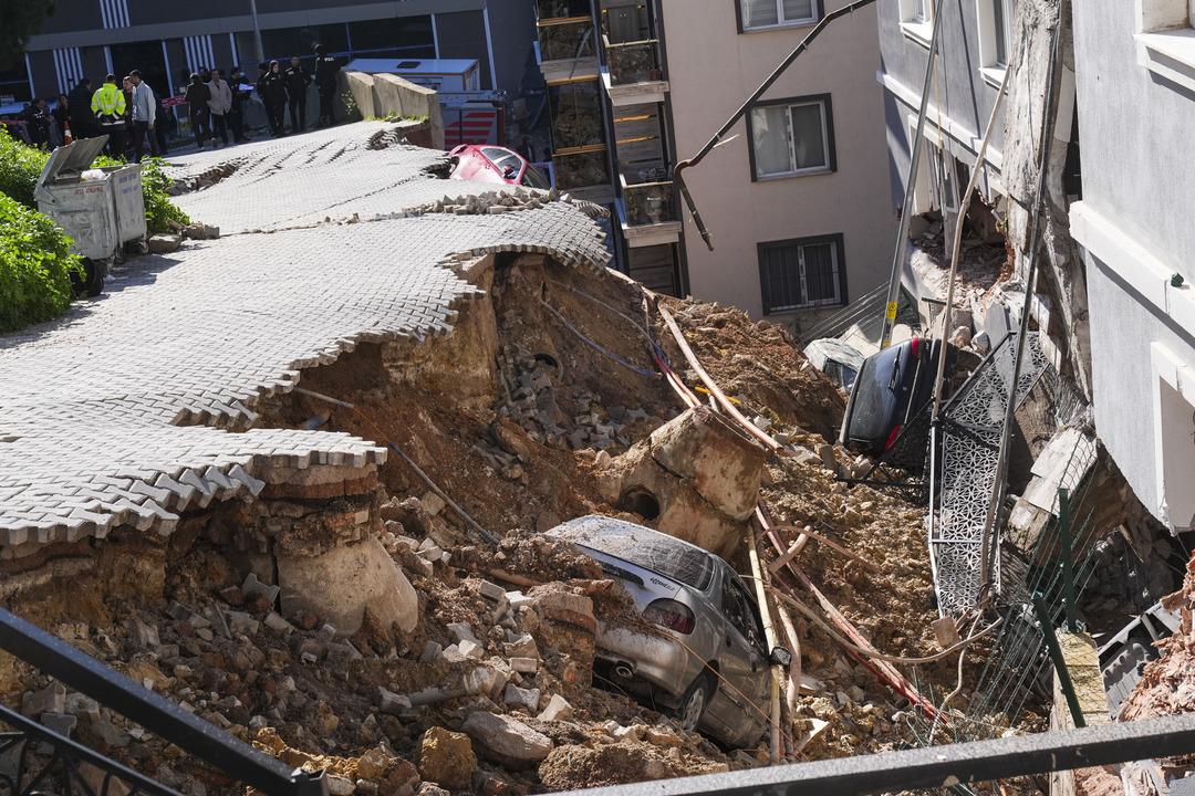 İzmir de istinat duvarı &ccedil;&ouml;kt&uuml;! 151 kişi tahliye, 2 bina ve 7 ara&ccedil; zarar g&ouml;rd&uuml; 3