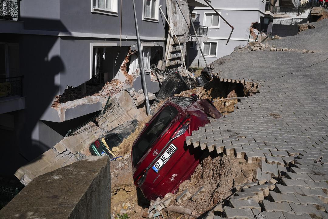 İzmir de istinat duvarı &ccedil;&ouml;kt&uuml;! 151 kişi tahliye, 2 bina ve 7 ara&ccedil; zarar g&ouml;rd&uuml; 4