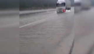 Antalya'yı vuran sağanak karayolunu g&ouml;le d&ouml;nd&uuml;rd&uuml;