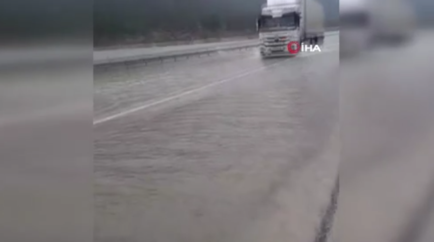 Antalya'yı vuran sağanak karayolunu g&ouml;le d&ouml;nd&uuml;rd&uuml;