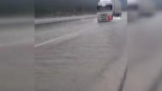 Antalya'yı vuran sağanak karayolunu göle döndürdü