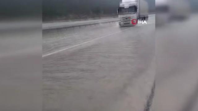 Antalya'yı vuran sağanak karayolunu göle döndürdü