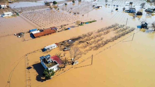 Gediz Nehri taştı, köprüler alarm veriyor 2