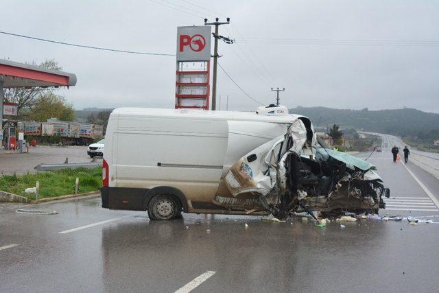 Kamyonet akaryakıt istasyonu tabelasına çarptı: 1 yaralı