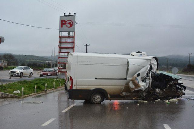 Kamyonet akaryakıt istasyonu tabelasına çarptı: 1 yaralı