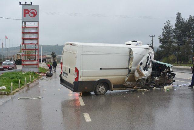 Kamyonet akaryakıt istasyonu tabelasına çarptı: 1 yaralı