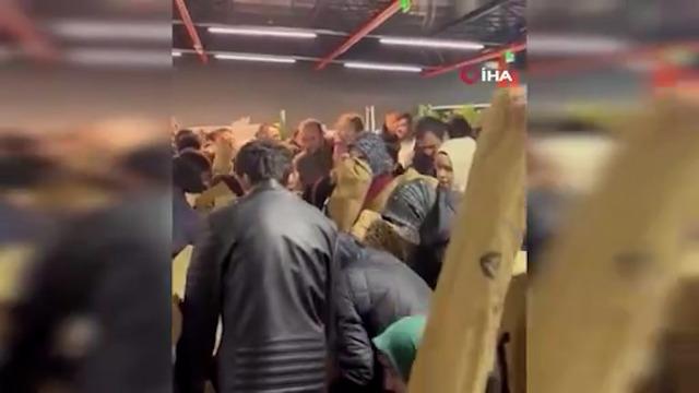 100 TL’lik indirim izdihamı: Birbirlerini ezdiler