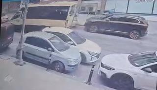 Otomobil park halindeki 2 araca &ccedil;arptı, s&uuml;r&uuml;c&uuml; durmayıp ka&ccedil;tı