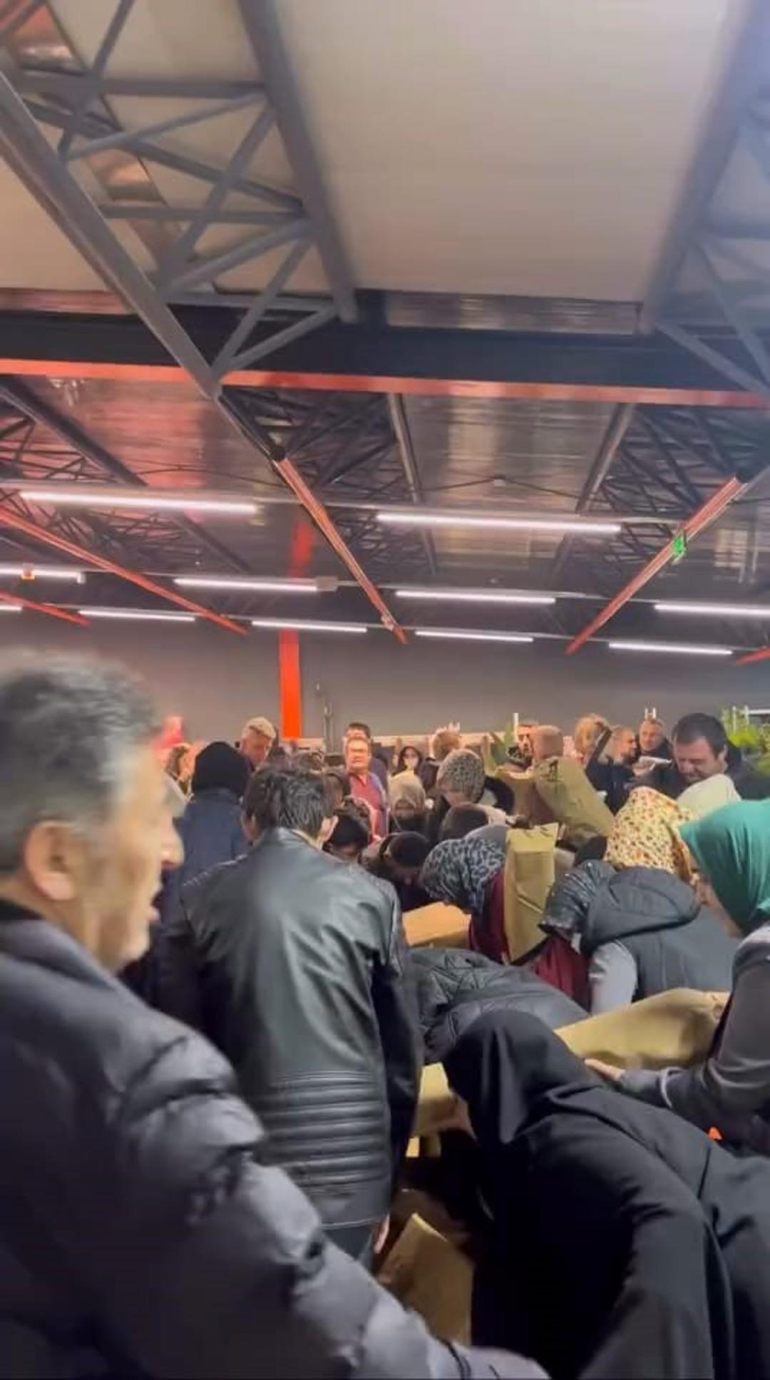 Kampanya izdihama neden oldu! 100 TL&rsquo;lik &uuml;r&uuml;n i&ccedil;in birbirlerini ezdiler 1