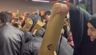 Kampanya izdihama neden oldu! 100 TL&rsquo;lik &uuml;r&uuml;n i&ccedil;in birbirlerini ezdiler