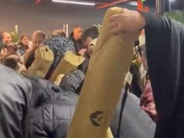 Kampanya izdihama neden oldu! 100 TL&rsquo;lik &uuml;r&uuml;n i&ccedil;in birbirlerini ezdiler