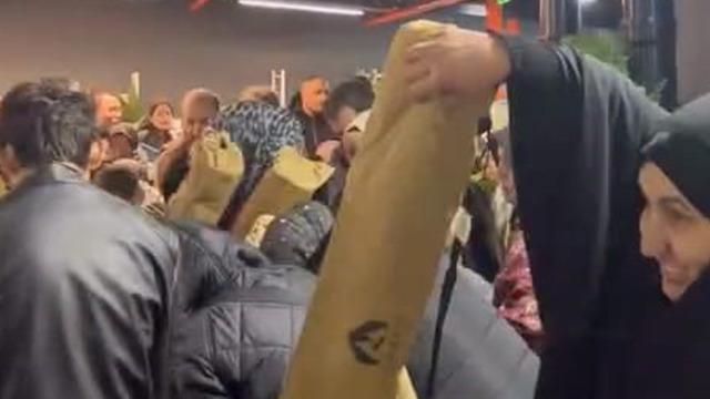 Kampanya izdihama neden oldu! 100 TL’lik ürün için birbirlerini ezdiler