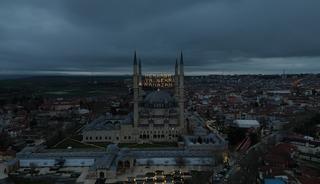 Selimiye Camii'nin minarelerine Ramazan mahyası asıldı