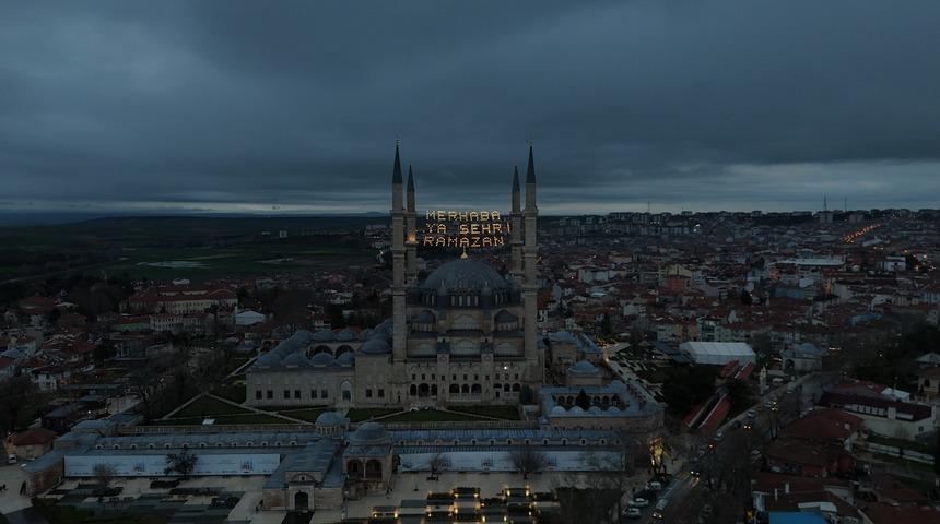 Selimiye Camii'nin minarelerine Ramazan mahyası asıldı