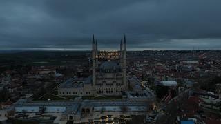 Selimiye Camii'nin minarelerine Ramazan mahyası asıldı