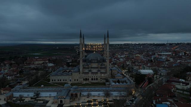 Selimiye Camii'nin minarelerine Ramazan mahyası asıldı