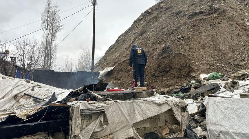&Ccedil;atak'ta tandır evi &ccedil;&ouml;kt&uuml;: Babaanne ile torunu yaralandı
