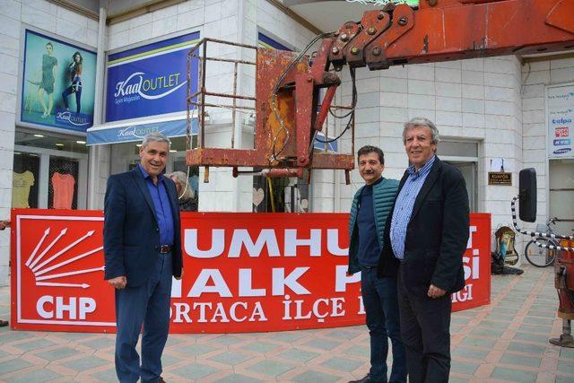 Ortaca CHP yeni binasına tabelasını astı