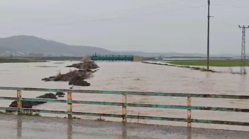 İslahiye&rsquo;de sağanak sonrası ev ve tarlaları su bastı