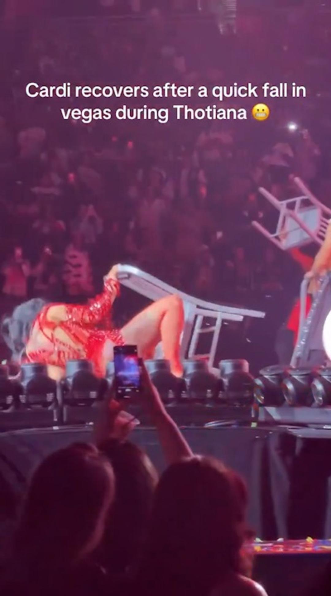 Ünlü rapçi Cardi B. dans ederken sandalyeden düştü! O anlar viral oldu 3