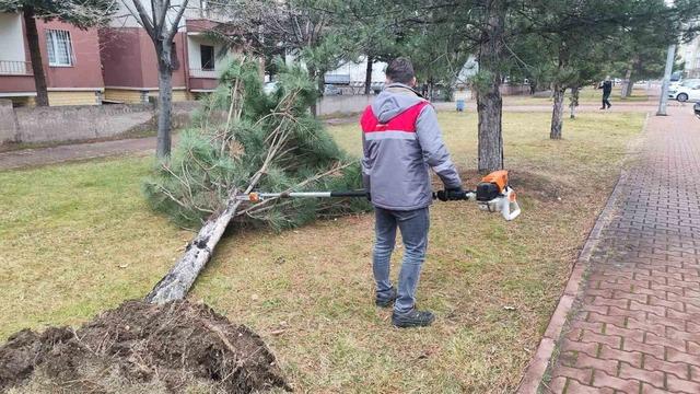 Melikgazi Belediyesi ekipleri rüzgar mesaisinde 3