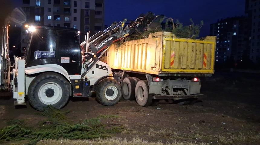 Melikgazi Belediyesi ekipleri r&uuml;zgar mesaisinde