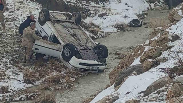 Van’da otomobil dereye uçtu: 3 yaralı 4