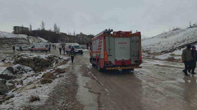 Van’da otomobil dereye uçtu: 3 yaralı