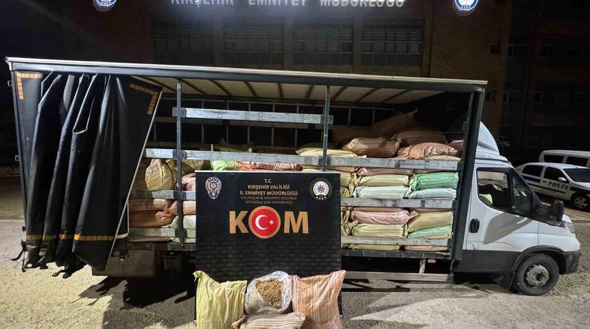 Kırşehir&rsquo;de ka&ccedil;ak t&uuml;t&uuml;n operasyonu: 3 bin 100 kilogram ka&ccedil;ak t&uuml;t&uuml;n ele ge&ccedil;irildi