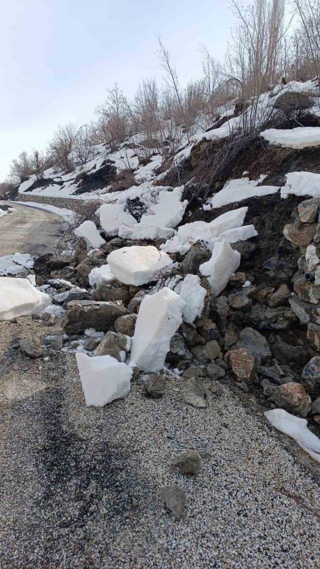 Hizan’da kar eridi, heyelan yolları kapattı 2