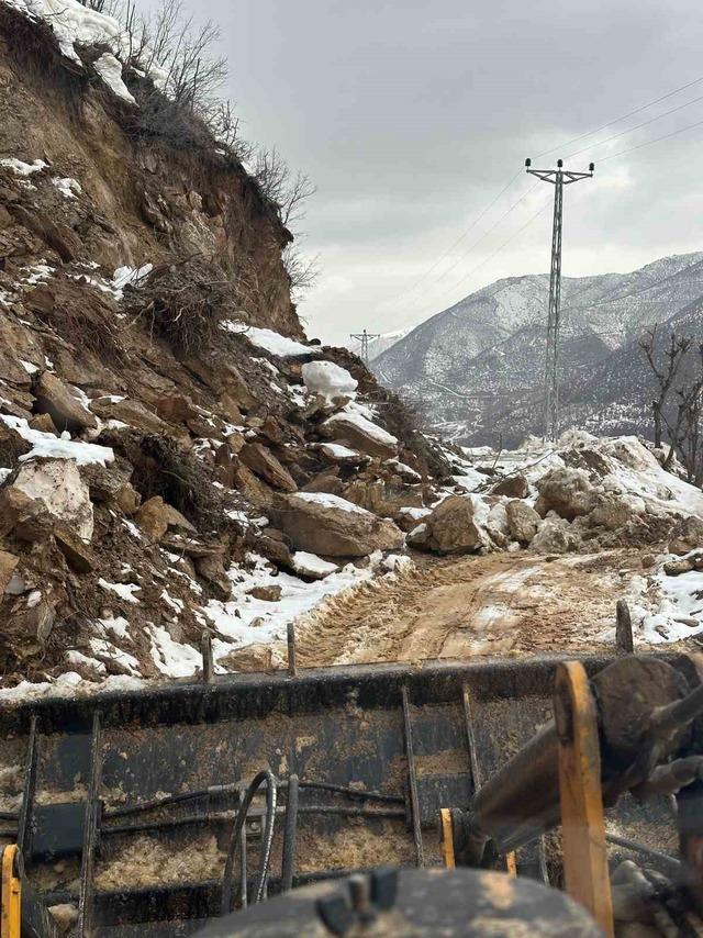 Hizan’da kar eridi, heyelan yolları kapattı 1