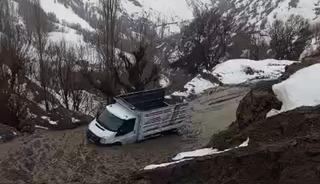 Hizan&rsquo;da kar eridi, heyelan yolları kapattı