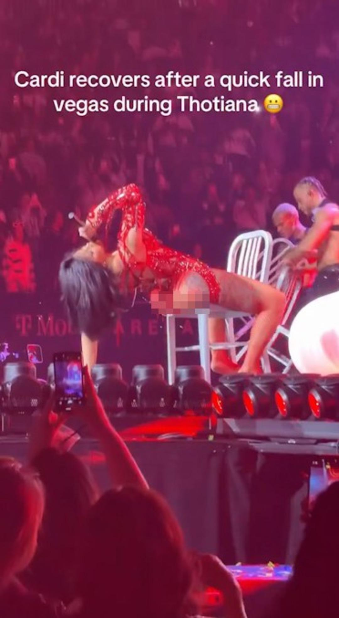 Ünlü rapçi Cardi B. dans ederken sandalyeden düştü! O anlar viral oldu 1
