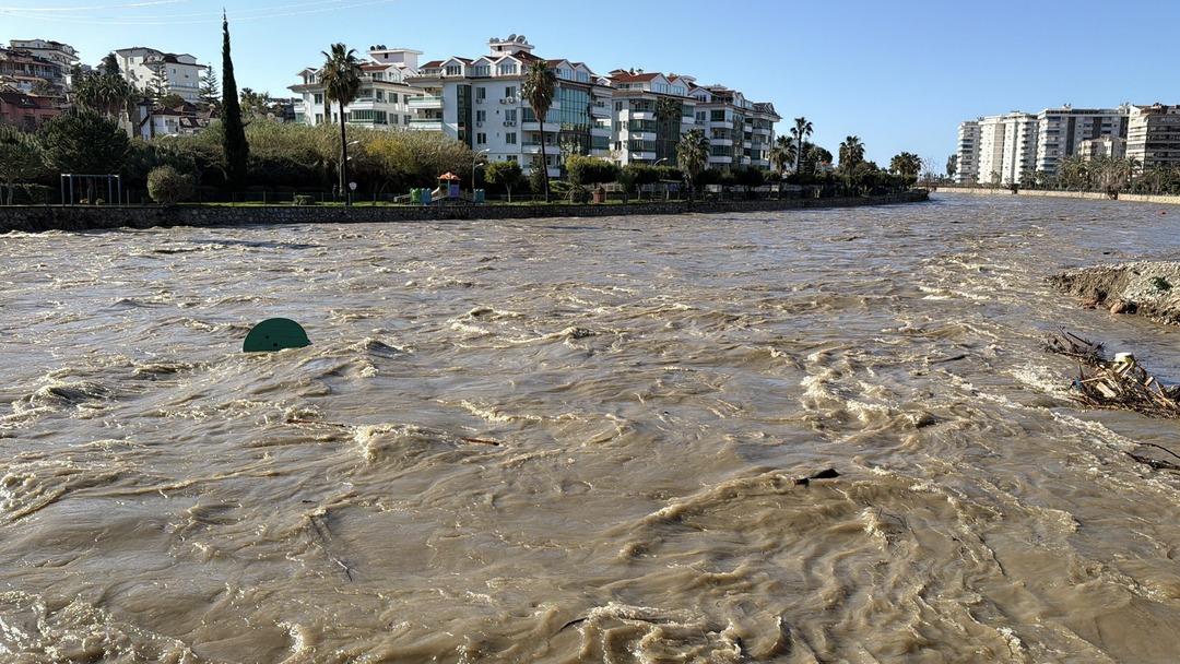 Dim Barajı alarmı! Ev ve iş yerleri boşaltıldı, botlarla tahliye edildi 1