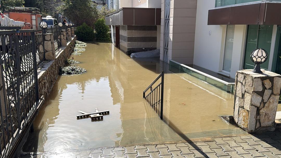 Dim Barajı alarmı! Ev ve iş yerleri boşaltıldı, botlarla tahliye edildi 4