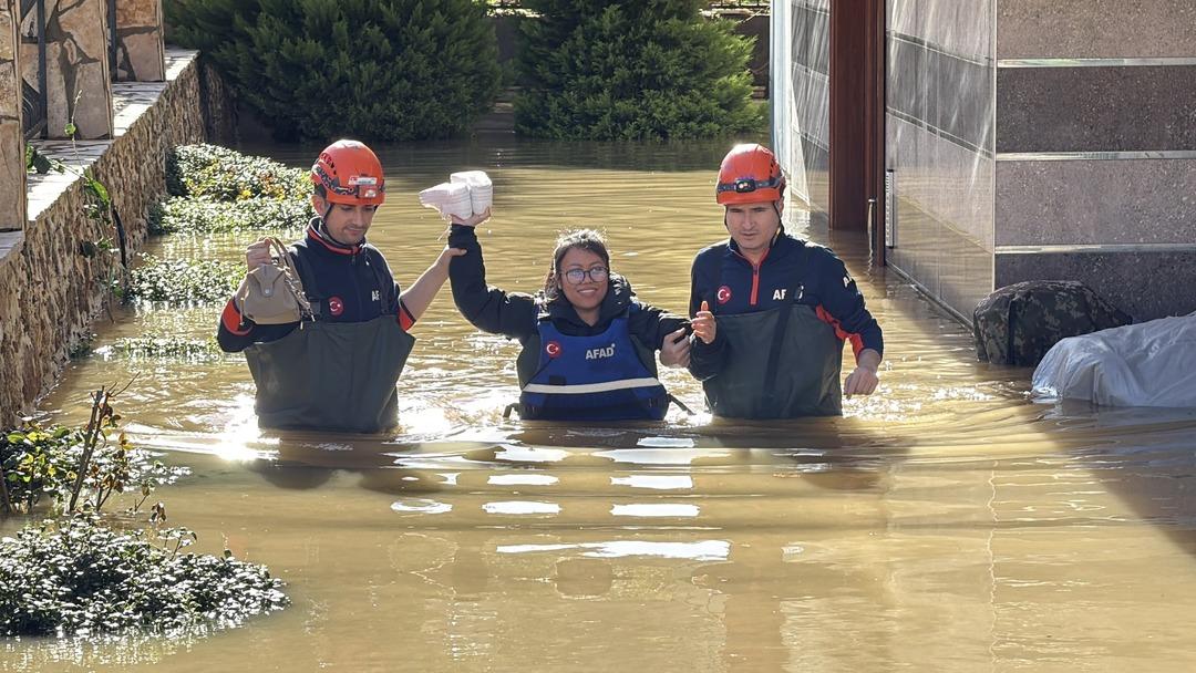 Dim Barajı alarmı! Ev ve iş yerleri boşaltıldı, botlarla tahliye edildi 3