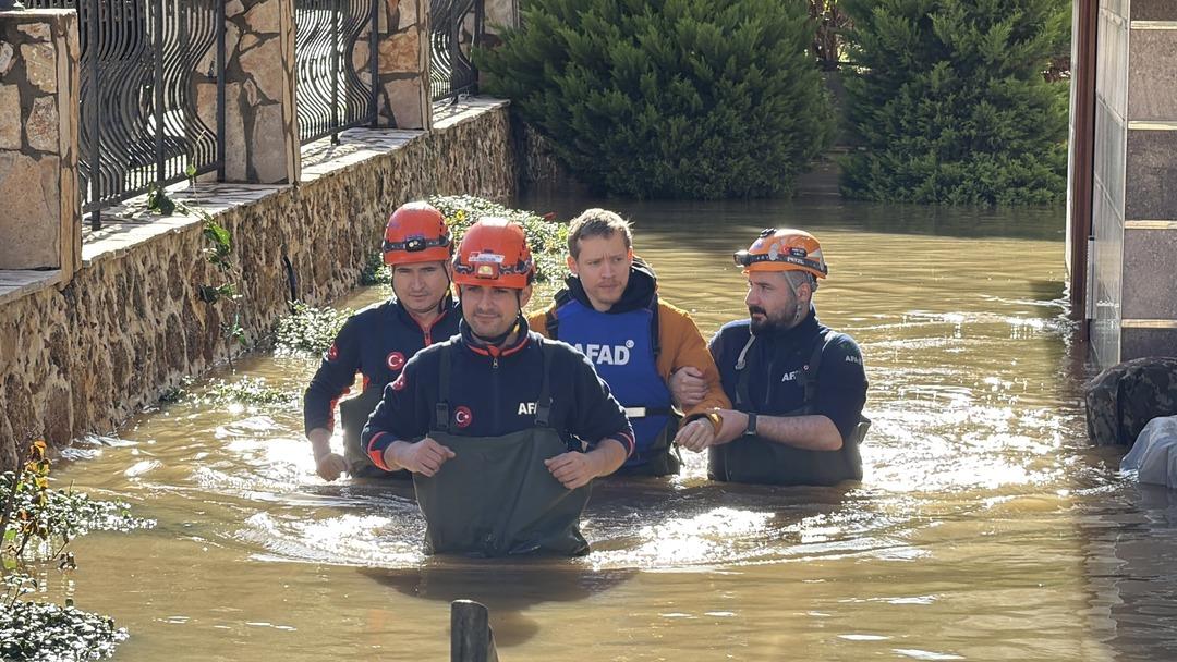 Dim Barajı alarmı! Ev ve iş yerleri boşaltıldı, botlarla tahliye edildi 2