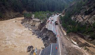 Adana'nın Saimbeyli il&ccedil;esinde sağanak nedeniyle Feke kara yolu ulaşıma kapandı