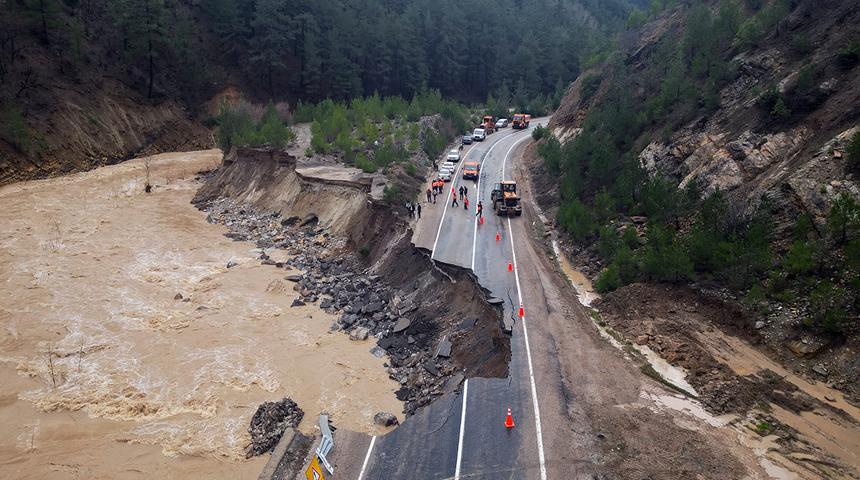 Adana'nın Saimbeyli il&ccedil;esinde sağanak nedeniyle Feke kara yolu ulaşıma kapandı