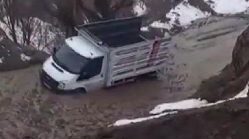 Bitlis&rsquo;te heyelan nedeniyle 4 k&ouml;y yolu ulaşıma kapandı