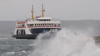 Bozcaada ve Gökçeada'da feribot seferlerine 'fırtına' engeli!